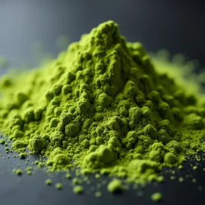 Κοντινή λήψη λεπτής, έντονα πράσινης σκόνης matcha